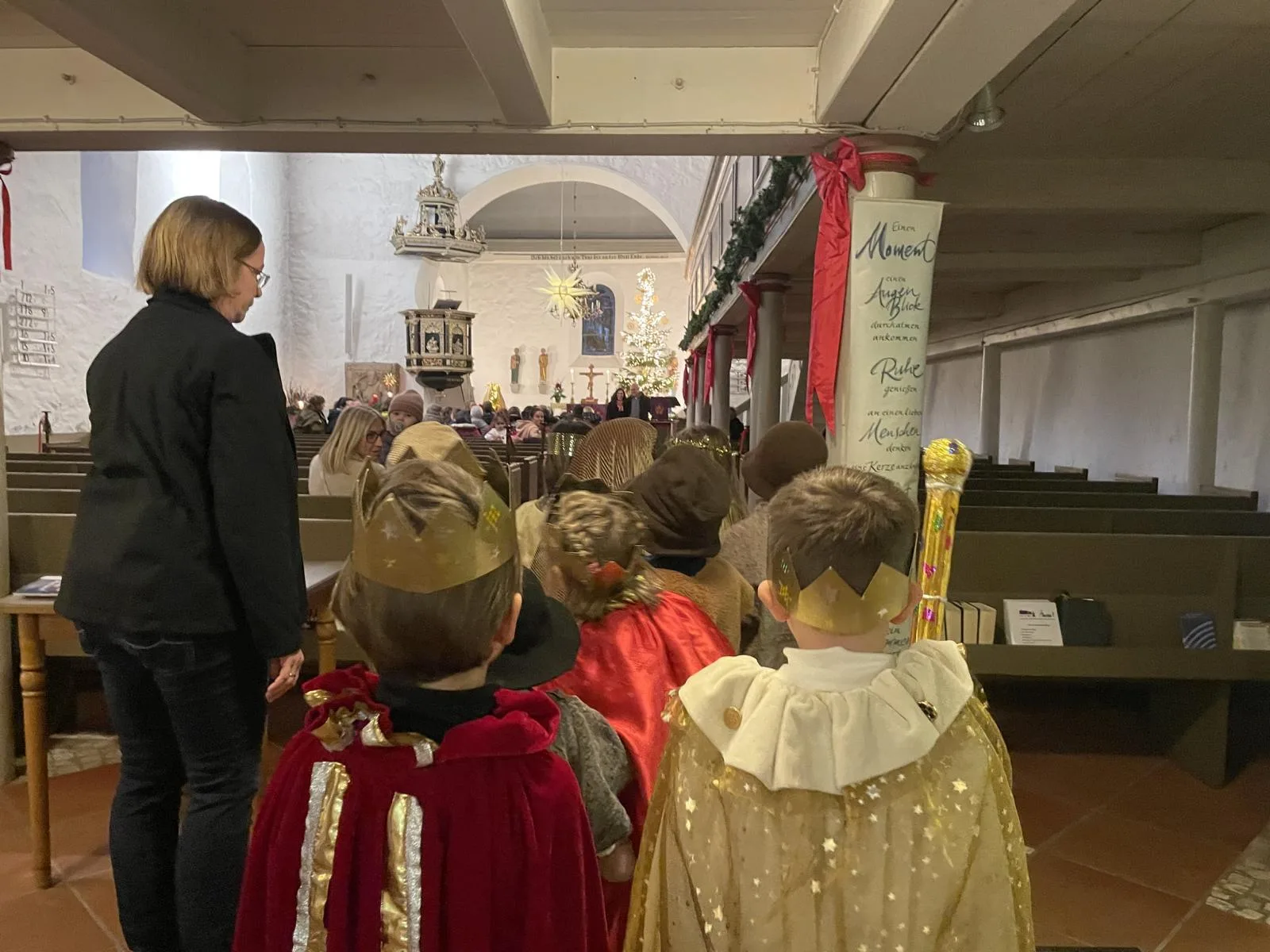 Ein-heller-Stern-zur-Weihnachtszeit-Krippenspiel-in-der-Mauritiuskirche-in-Hittfe