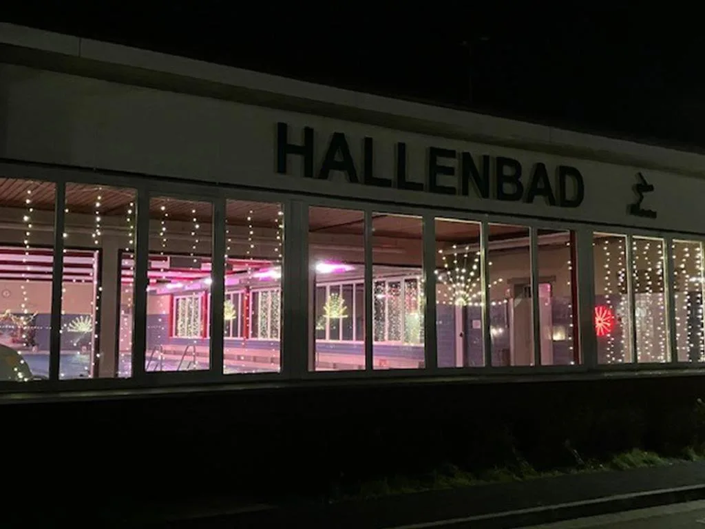Lichterschwimmen-im-Hallenbad-Over-zum-Jahresstart