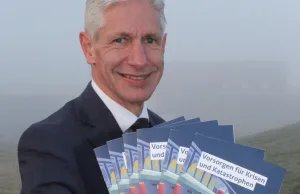 Landrat Rainer Rempe empfiehlt die Broschüre für jeden Haushalt im Landkreis Harburg. Foto: Landkreis Harburg