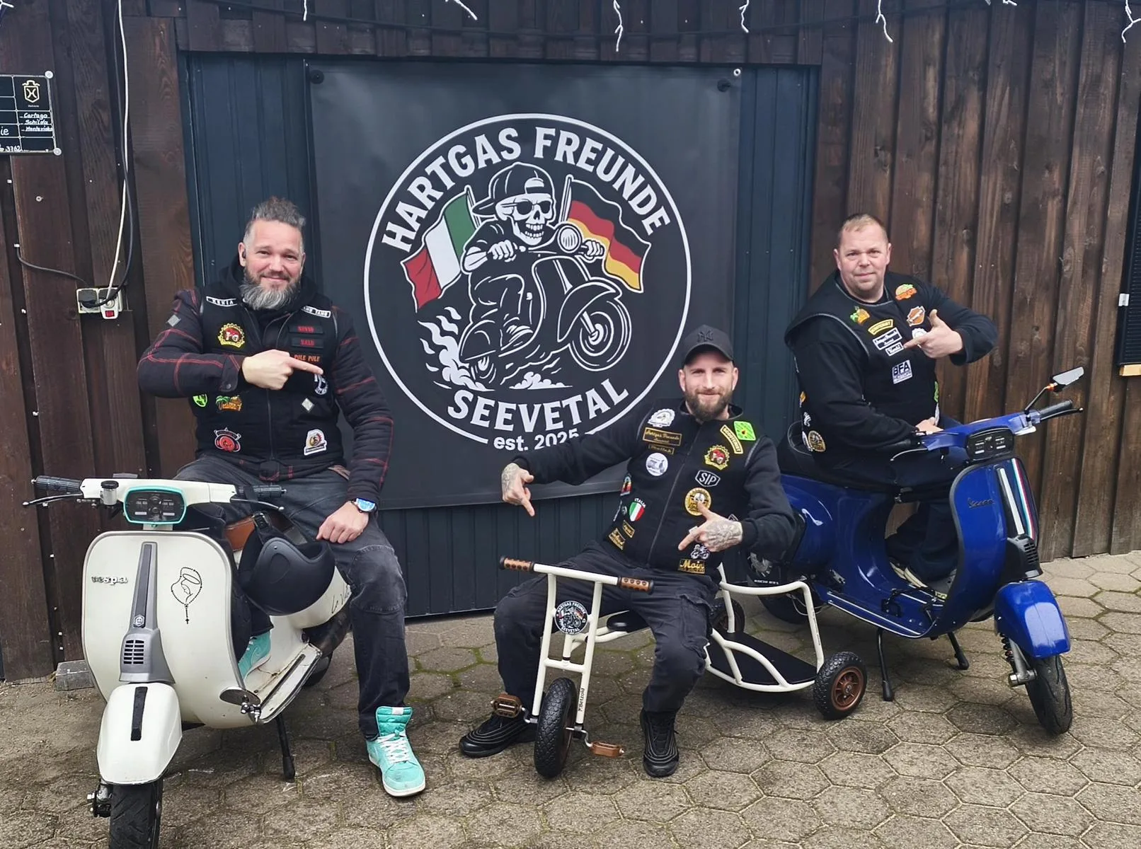 Seevetaler-Hartgas-Freunde-spenden-Dreirad-an-Kita-in-Maschen