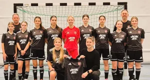 Max Beckedorf (Mitte) von Vartan Aero übergibt die neuen Auswärtstrikots an die B-Junirinnen des TuS Fleestedt. Foto: TuS Fleestedt