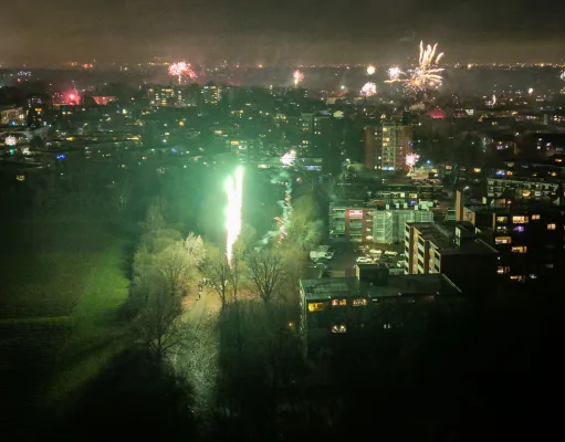 Drohnenaufnahme zeigt Feuerwerk in Meckelfeld 2026. Foto: JOTO
