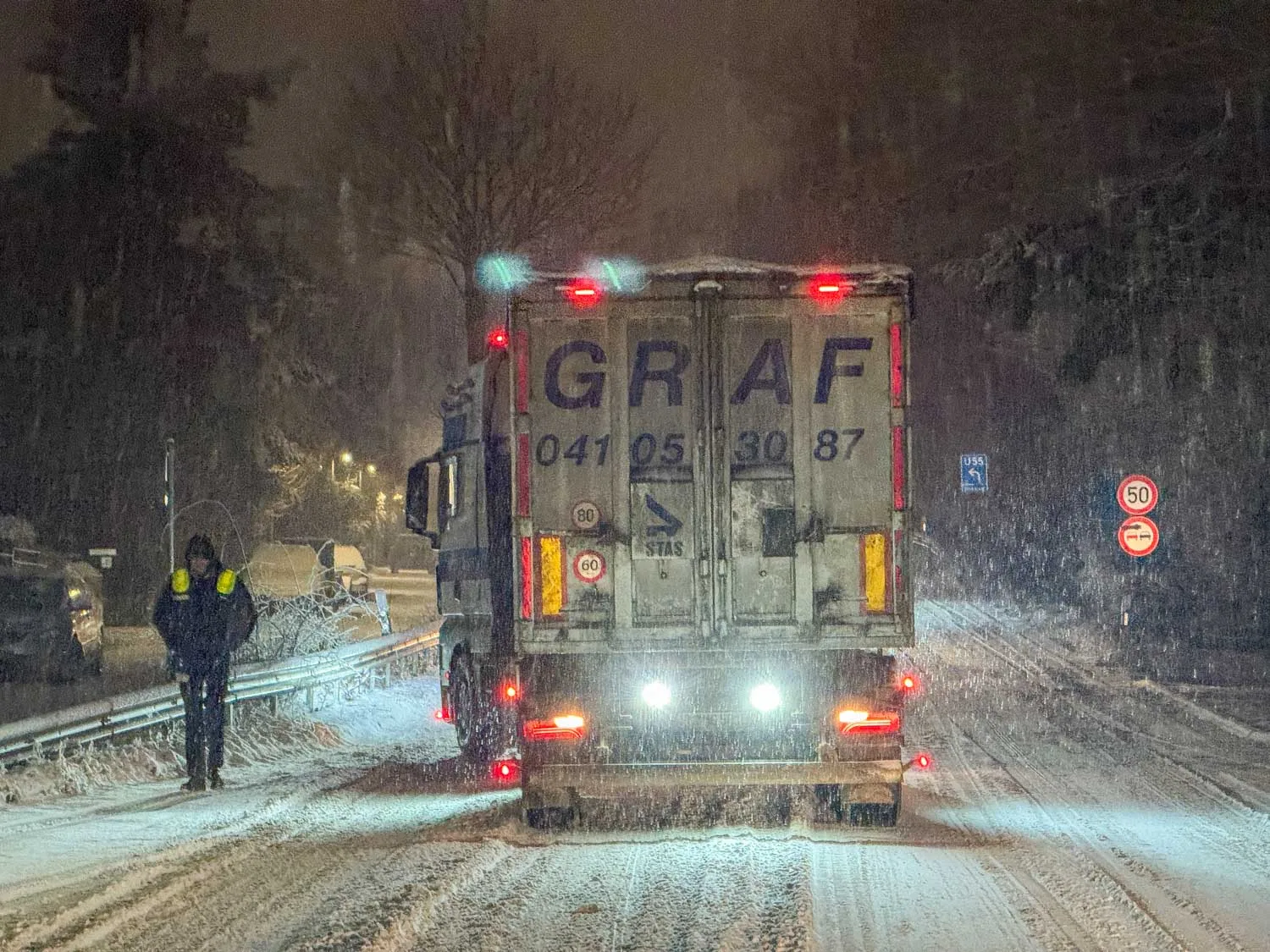 Rutschpartie-in-Seevetal-Autos-im-Graben-Lastwagen-bleiben-stecken