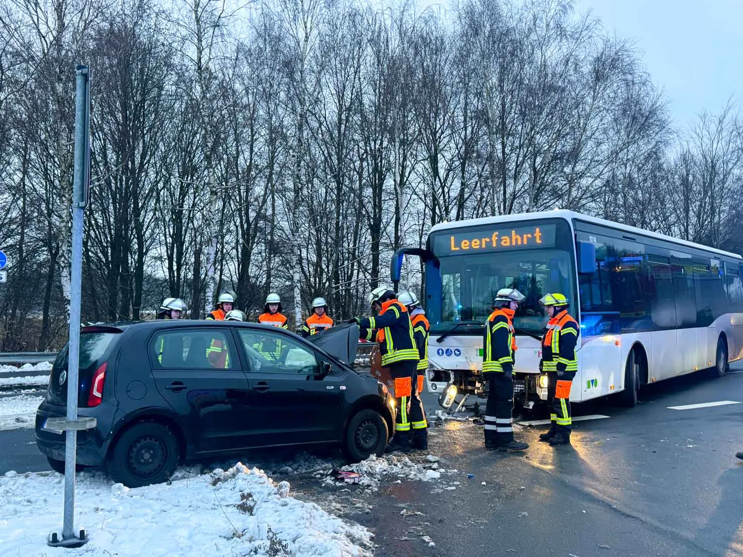 Autofahrerin-wird-bei-Busunfall-verletzt