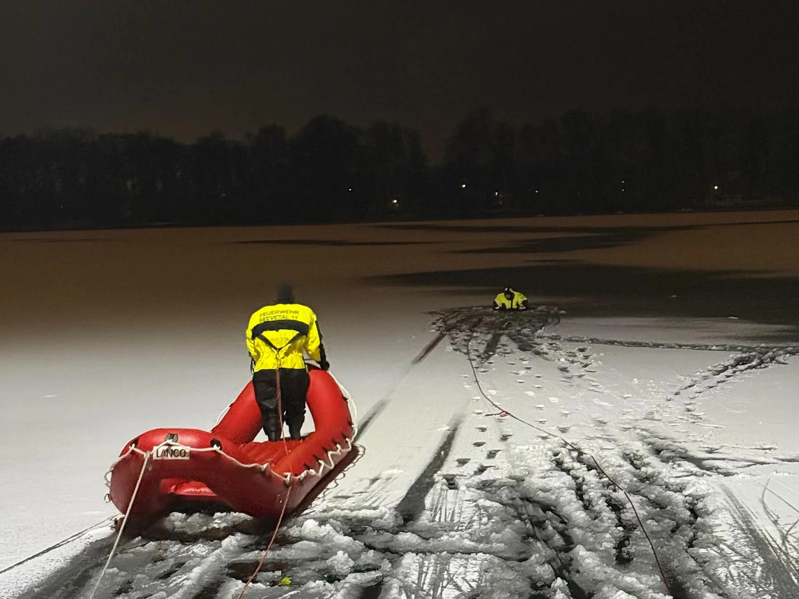 Eisrettungs-bung-am-H-rstener-See-Feuerwehr-Meckelfeld-trainiert-f-r-den-Ernstfall