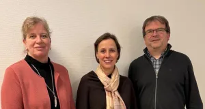 Dr. Cornell Babendererde im Gespräch mit Thorsten Völker und Michaela Eggers von der Ausländerbehörde des Landkreises Harburg. Foto: Andrea Stenske-Becker