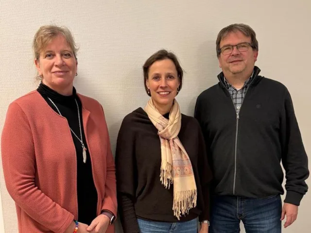 Dr. Cornell Babendererde im Gespräch mit Thorsten Völker und Michaela Eggers von der Ausländerbehörde des Landkreises Harburg. Foto: Andrea Stenske-Becker