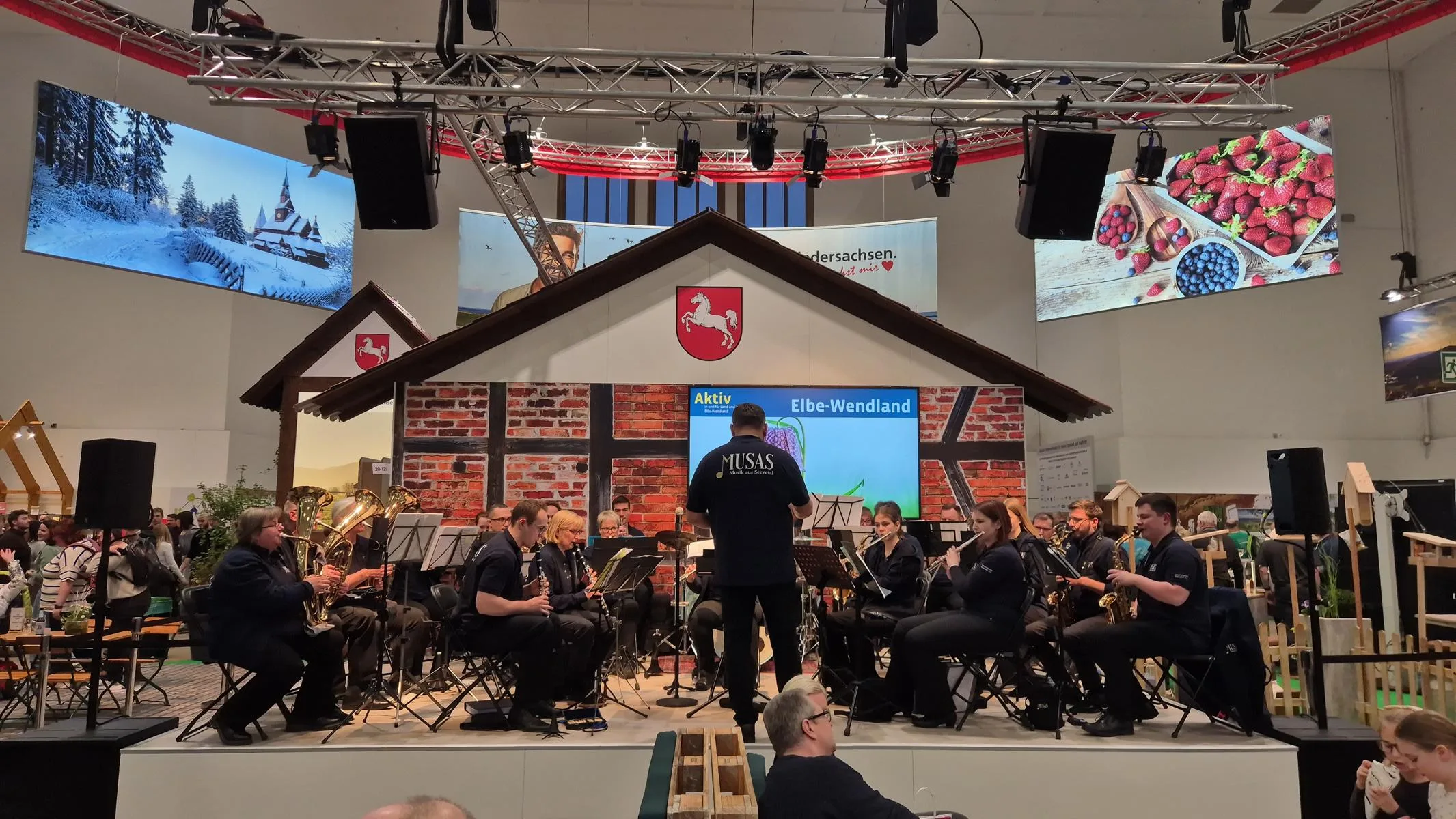 Seevetaler-Blasorchester-30-Musiker-vertreten-Seevetal-auf-Gr-ner-Woche