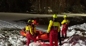 Mit Leitern, Eisrettungsschlitten und Schlauchboot trainierten Feuerwehr und DLRG den Ernstfall. Foto: Hamann