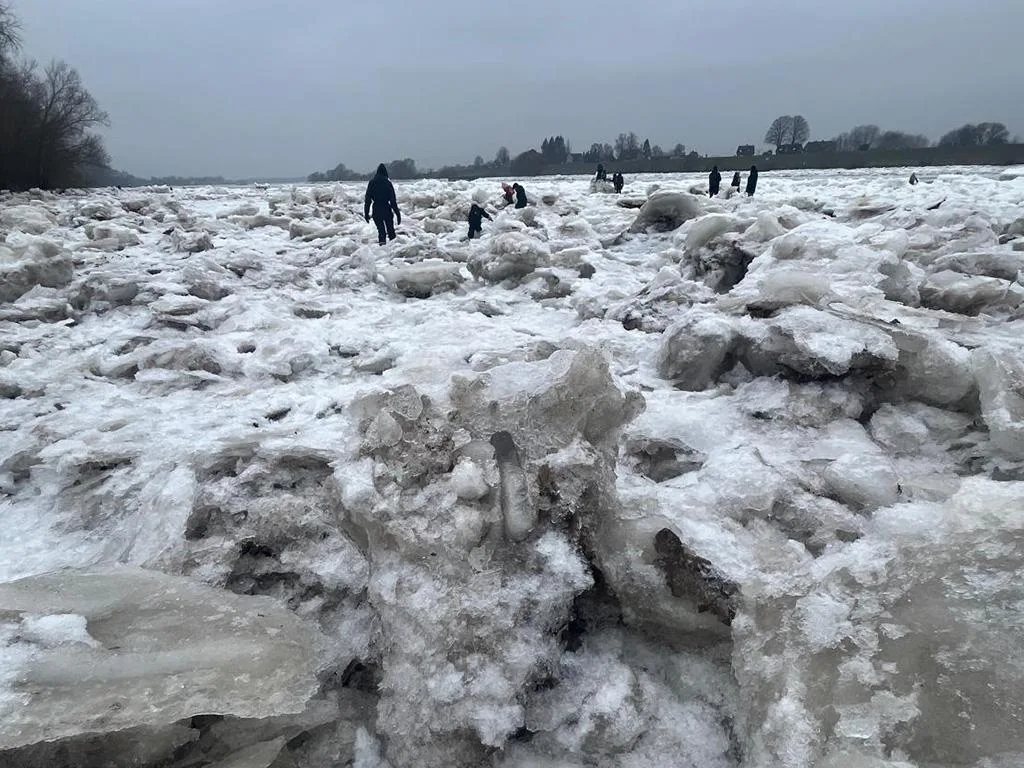 Parkplatz-Chaos-und-Polizeieins-tze-durch-Eisberg-Tourismus-an-der-Elbe