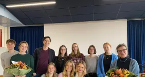 Experten aus Wissenschaft und Praxis stellten sich den Fragen der Jugendlichen in Seevetal. Von links: Justus, Frau Dr. Kruse, Herr Ohlsen, Chiara, Emily, Kristin, Marleen, Frau Prof. Dr. Pawlis unten: Liv, Marie, Maylin. Foto: IGS Seevetal
