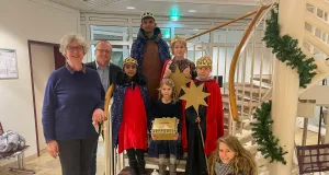 Seevetals Bürgermeisterin Emily Weede (l.) mit ihrem Verwaltungsvertreter Mike Wille zusammen mit den Sternsingern und Sternsingerinnen im Rathaus. Foto: Gemeinde Seevetal