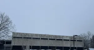 Die Sporthalle der IGS Seevetal nach dem Schneefall. Foto: Hamann