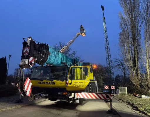 Fünf Tage nach dem Unfall rückte die Kavallerie an: Feuerwehr, Katastrophenschutz und ein Telekran sorgten für die sichere Bergung. Foto: Hamann