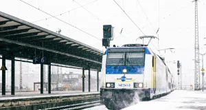 Metronom fährt durch den Schnee. Foto: Florian Danker
