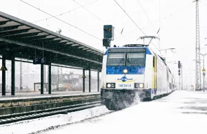 Metronom: Winterwetter sorgt für Verspätungen und Zugausfälle Metronom fährt durch den Schnee. Foto: Florian Danker