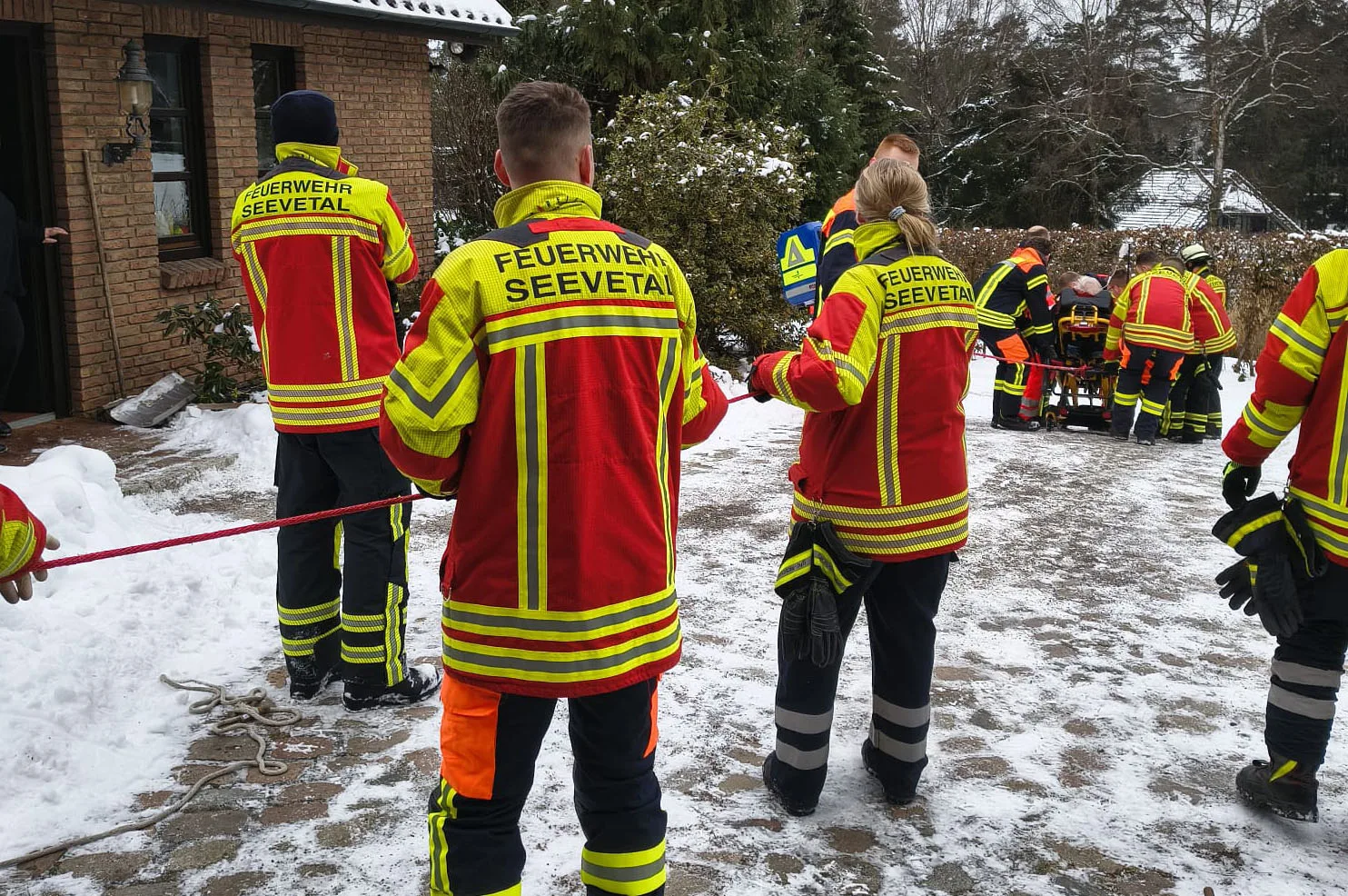 Feuerwehr-Ramelsloh-meistert-heiklen-Patienten-Transport-auf-Glatteis