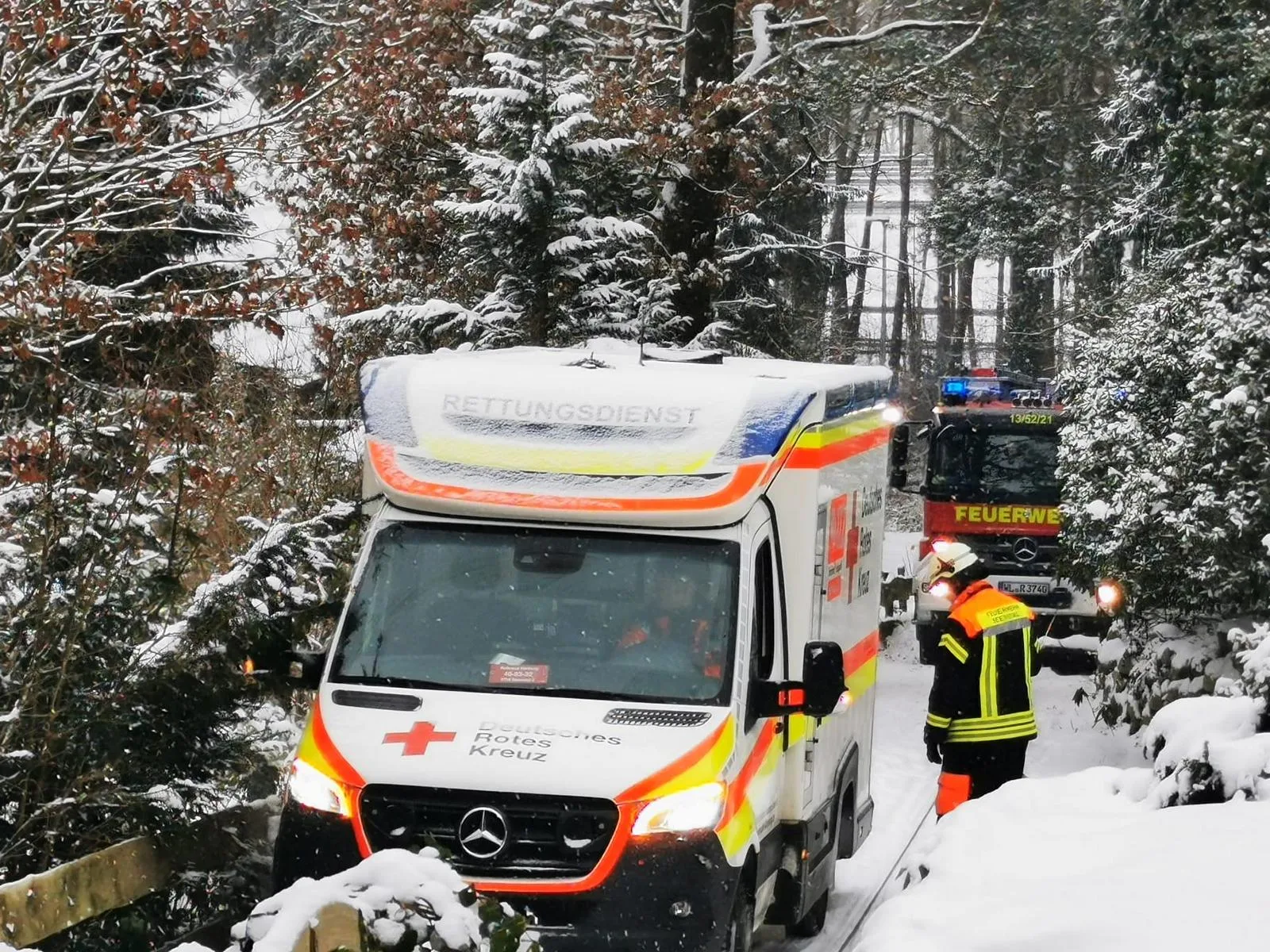 Winterwetter-Feuerwehr-befreit-festgefahrenen-Rettungswagen