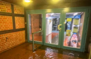 Nach Wasserschaden: Bücherei Seevetal bekommt neue Servicetheke Ein Unwetter im Sommer 2025 sorgte für eine Überflutung in der Bücherei Seevetal. Foto: Hamann