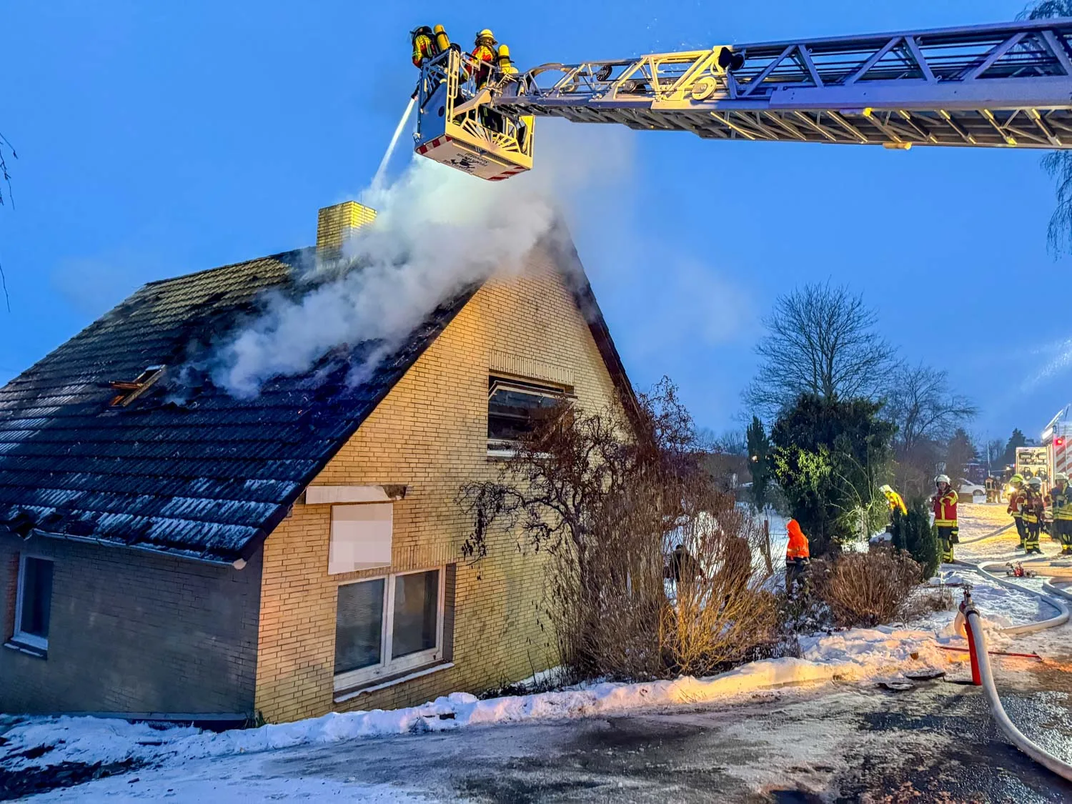 Dachstuhlbrand-in-Bullenhausen-Flammen-schlagen-aus-Wohnhaus