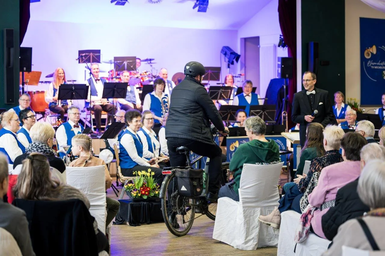 Blasorchester-des-TV-Meckelfeld-begeistert-mit-musikalischer-Weltreise