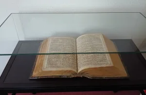 Verborgene Kirchenschätze in Hittfeld: Lutherporträt und Bibel von 1735 Die alte Bibel aus dem Jahr 1735 wird jetzt in einer Glasvitrine in Hittfeld präsentiert. Foto: Helms
