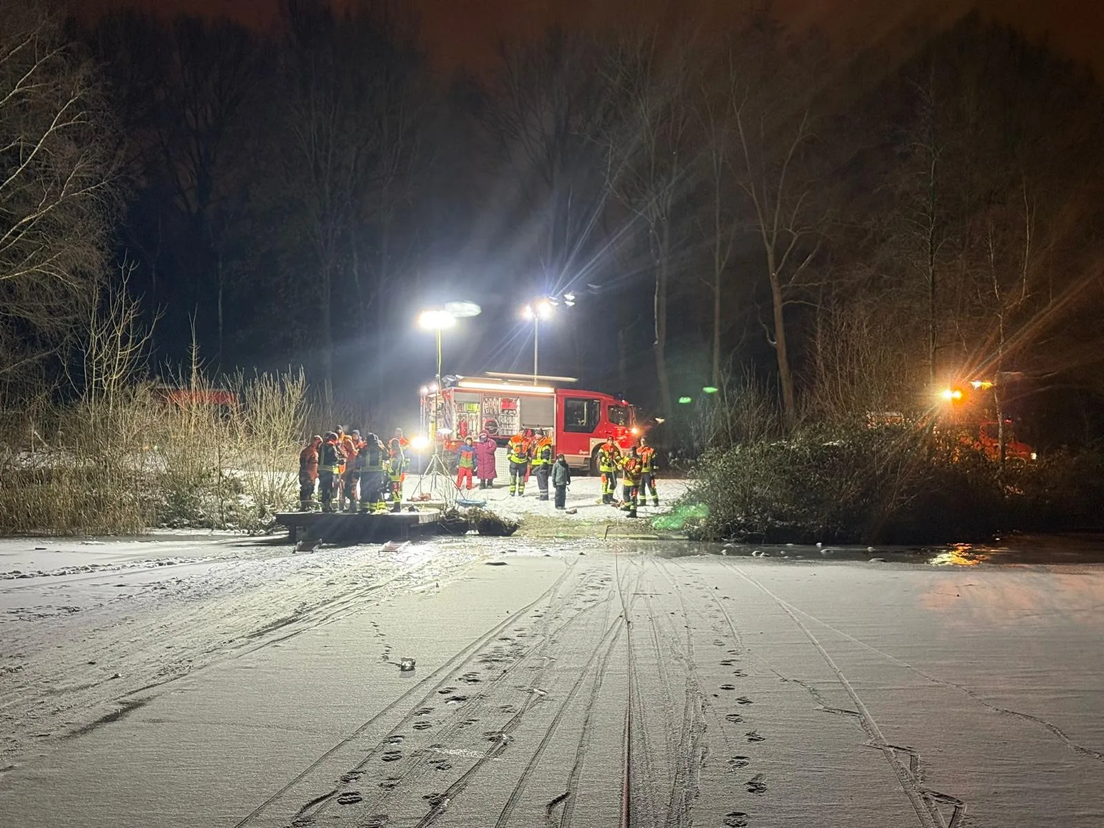 Feuerwehren-ben-Eisrettung-mit-Spezialboot-auf-dem-H-rstener-See