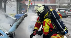 Fiat brennt auf Kundenparkplatz in Meckelfeld Die Feuerwehr Meckelfeld öffnete die Motorhaube und löschte den Brand ab. Foto: Hamann