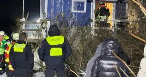 Polizei und Feuerwehr am Einsatzort in Over. Alle fünf Personen konnten sich rechtzeitig ins Freie retten. Foto: Hamann