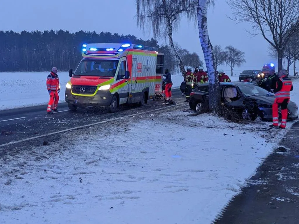 18-J-hrige-prallt-mit-Auto-gegen-Baum