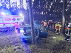 Ein Opel war in Ramelsloh gegen einen Baum geprallt. Die Insassen blieben unverletzt. Foto: FF Ramelsloh