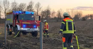 Nur der Unimog der Feuerwehr Hittfeld konnte das aufgeweichte Gelände überwinden und den Brand direkt an der Einsatzstelle bekämpfen. Foto: FF Hittfeld