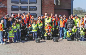 Bei strahlendem Sonnenschein starteten die sechs Gruppen am Feuerwehrgerätehaus zur Müllsammelaktion. Foto: Eckhard Berger