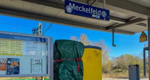 Der gesprengte Fahrkartenautomat am Bahnhof Meckelfeld wurde von der Polizei abgesperrt. Foto: Hamann