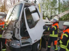 Die Feuerwehr Hittfeld übte die Befreiung eingeklemmter Personen aus einem Lastwagen mit hydraulischem Rettungsgerät. Foto: Feldtmann