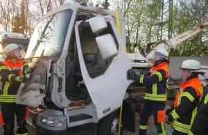 Die Feuerwehr Hittfeld übte die Befreiung eingeklemmter Personen aus einem Lastwagen mit hydraulischem Rettungsgerät. Foto: Feldtmann
