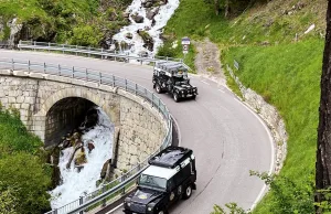 Der Land Rover Defender brachte die drei Rallyefreunde sicher durch die Alpen und bis nach Schottland. Foto: Drynda