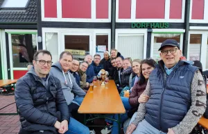 Das erste Maschener Frühlingsfest lockte viele Besucher in den Dorfkern. Foto: Grösch