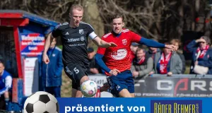 TSV-Kapitän Tjark Oelkers (li.) im Duell mit Youngster Mathis Radünz (re.) vom MTV. Foto: MOsthoff