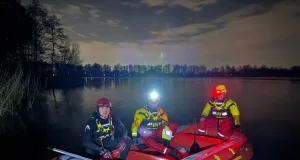 Sechs Rettungsschwimmer trainierten die Suche nach vermissten Personen bei Dunkelheit und Kälte. Foto: DLRG Seevetal