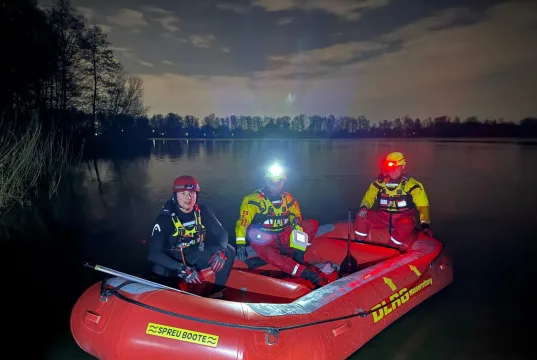 Sechs Rettungsschwimmer trainierten die Suche nach vermissten Personen bei Dunkelheit und Kälte. Foto: DLRG Seevetal