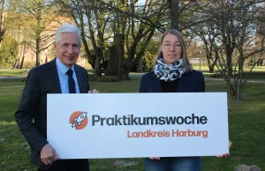 Bildungsmanagerin Andrea Paschke und Landrat Rainer Rempe rufen zur Teilnahme an der Praktikumswoche auf. Foto: Landkreis Harburg