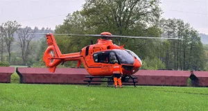 Ein Rettungshelikopter flogt den Jugendlichen in eine Spezialklinik. Foto: Hamann