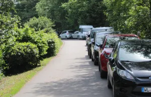 Für Feuerwehr und Rettungsdienst wird es eng. Zahlreiche Autofahrer parkten am Wochenende in den umliegenden Straßen der Pulvermühle. Foto: Kühn