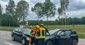 Unfall auf Maldfeldstraße: Vier Personen verletzt Zwei Volkswagen stießen in Seevetal-Beckedorf zusammen. Alle vier Verletzten wurden in Krankenhäuser gebracht. Foto: JOTO