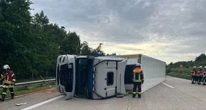 Dringender Zeugenaufruf: Unfall auf A7 – Sattelzug kippt um, Verursacher flüchtet Der LKW liegt auf der Seite, der Tank ist aufgerissen. Foto: Pressestelle der FF Seevetal
