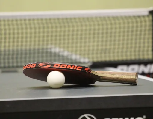 Tischtennis-Wettbewerb erlebt grundlegende Reform im Landkreis Tischtennis Schläger auf Platte. Foto: Ralf Koenecke