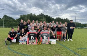Fleestedter Fußballerinnen meistern schwieriges Jahr in der Landesliga Abschied zum Ende einer herausfordernden Saison – Coach Daniel Flindt sowie Lydia Wedmann, Pia Maibohm, Natalie Mielke und Joelle Aldag verlassen das Fleestedter Team zum Saisonende (alle vordere Reihe) – einige nach zwei Jahrzehnten Fußball im TuS. Foto: Tus Fleestedt