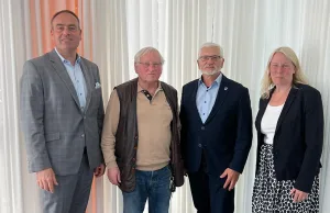 Volksbank und Seniorenbeirat entwickeln Hilfsangebot für Senioren Der Kreisseniorenbeirat des Landkreises Harburg hat mit der Volksbank Lüneburger Heide eine Zusammenarbeit vereinbart, um älteren Kunden den Umgang mit Onlinebanking zu erleichtern. Von links: Ulrich Stock (Vorstandssprecher Volksbank), Hans Wille (Kreisseniorenbeirat), Roger Grewe (Vorsitzender Kreisseniorenbeirat), Birte Hedder (Volksbank) Foto: Grewe