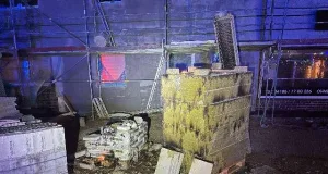 Auf einem Baustellengelände in Fleestedt setzten Unbekannte Baumaterialien in Brand. Foto: Polizei
